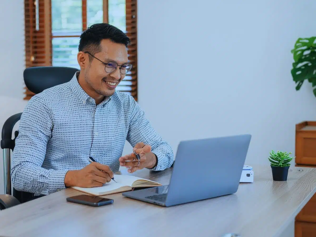 Having an online meeting when comparing virtual vs in-person financial adviser